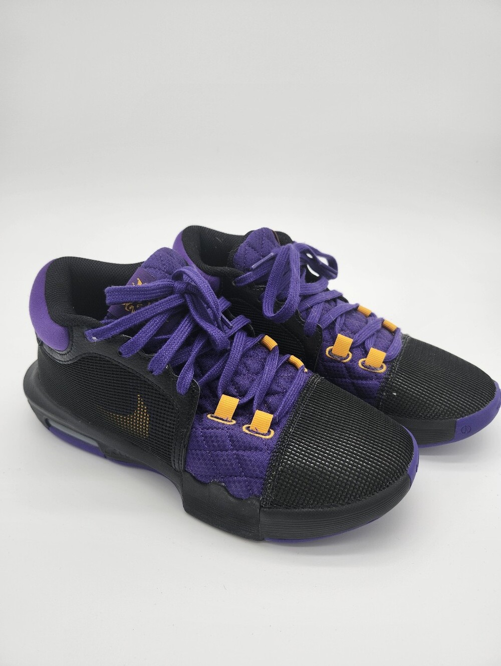 Nike Mens LeBron Witness 8 Basketball Shoes Size 7 Black Purple Gold Lakers